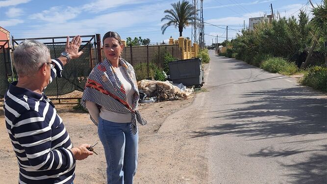 Carmen Infantes dialoga con un vecino en el Camino de la Jara.