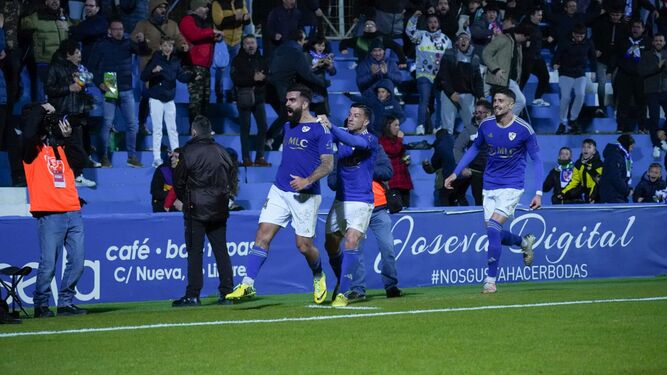 Samu Corral celebra su gol para el Linares en Huelva